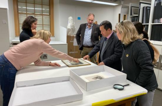 President Choi looking at the Rembrandt collection